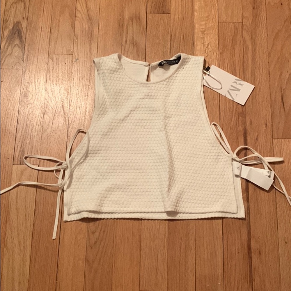 White no sleeve tank top